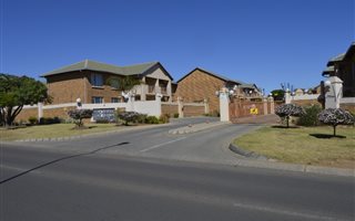 2 Bedroom Apartment in Rooihuiskraal