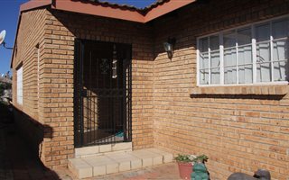 3 Bedroom Townhouse in Eike Park