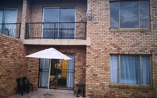 2 Bedroom Apartment in Ravensklip
