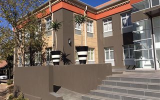 210 m² Commercial space in Fourways