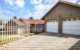 3 Bedroom House in Florida Glen