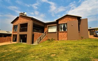 4 Bedroom House in Sonheuwel