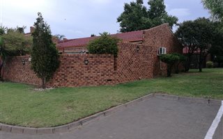 3 Bedroom Townhouse in Vanderbijlpark CE4