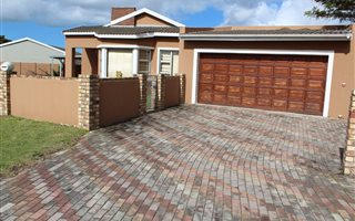 3 Bedroom House in Taybank