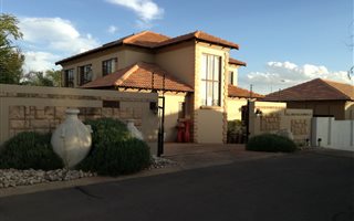 5 Bedroom House in Amberfield Manor