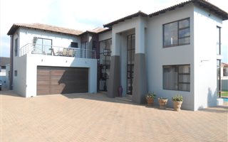 4 Bedroom House in Amberfield Manor