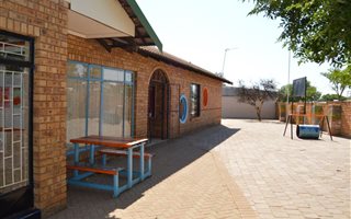 900 m² Commercial space in Collerville