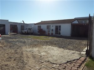 3 Bed House in Pelikan Park