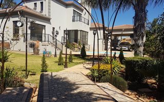 4 Bedroom House in Ruimsig Country Estate