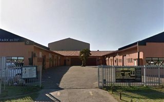 1800 m² Office Space in Alton