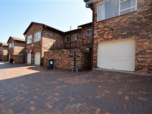 3 Bed Townhouse in Roodekrans