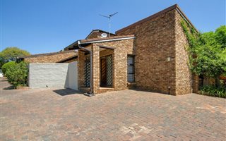3 Bedroom Cluster in Bryanston Ext 3