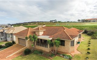 3 Bedroom House in Village On Sea