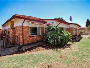 4 Bed House in East Geduld