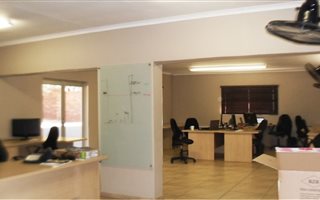 300 m² Office Space in Zwartkop