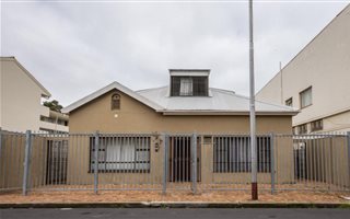 9 Bedroom House in Strand South