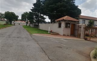2 Bedroom Apartment in Roodepoort West
