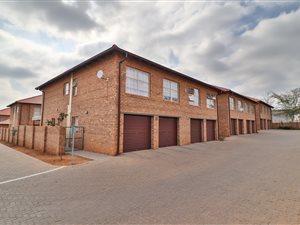 4 Bed Townhouse in Hazeldean (Silverlakes Surroundings)