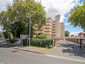 2 Bed Apartment in Wynberg Upper