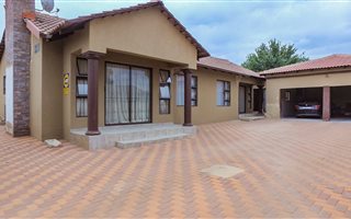 6 Bedroom House in Alveda