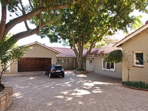 4 Bed House in Hyde Park