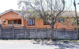 11 Bedroom House in Temple Valley