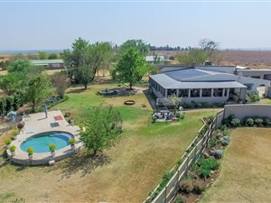 13.8 ha Farm in Henley on Klip