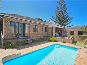 3 Bed House in Bergvliet