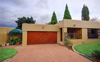 2 Bedroom House in Weltevreden Park