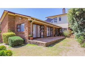 4 Bedroom House in Van Riebeeckstrand