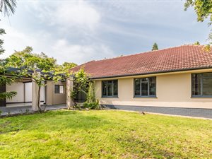 4 Bed House in Onder Papegaaiberg
