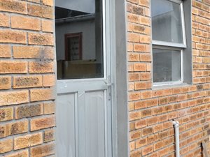 1 Bedroom Garden Cottage in Zeekoevlei