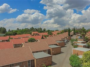 2 Bedroom Townhouse in Die Hoewes