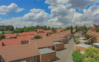 2 Bedroom Townhouse in Die Hoewes