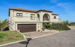 4 Bedroom House in Outeniqua Strand