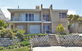 5 Bedroom House in Pienaarstrand