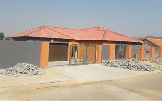 3 Bedroom House in Azaleapark