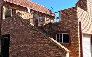 2 Bedroom Townhouse in Die Hoewes