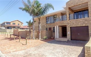 5 Bedroom House in Hartenbos