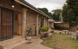 2 Bedroom Garden Cottage in Gholfsig