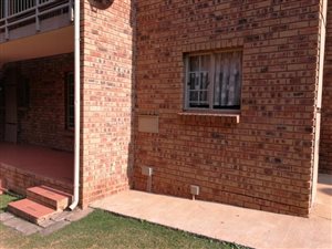 2 Bed Apartment in Die Hoewes