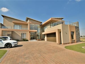 6 Bed House in Eye of Africa