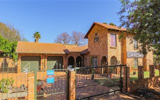 4 Bedroom House in Doornpoort and surrounds