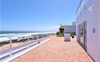 6 Bedroom House in Beachview