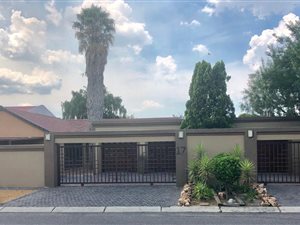 4 Bedroom House in Cosmosrand
