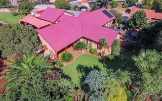 4 Bedroom House in Kanonkop