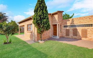 2 Bedroom House in Maroeladal