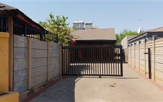 8 Bedroom House in West End