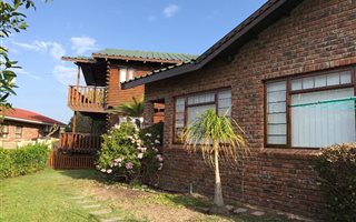 4 Bedroom House in Fraaiuitsig