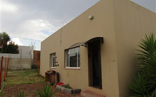 2 Bedroom Garden Cottage in Krugersdorp North